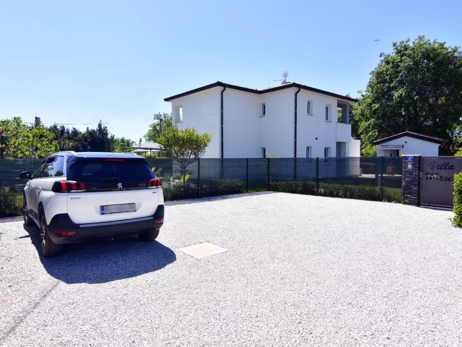 Apartment 2 in einer neuen Villa mit Pool in ruhiger Lage