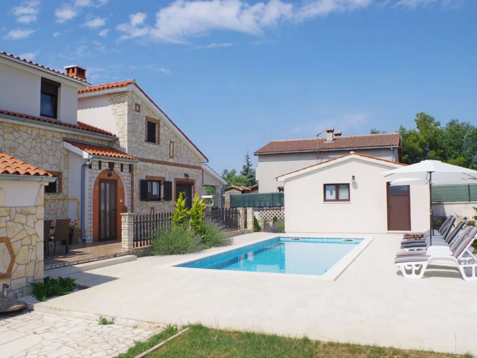 Geräumiges Ferienhaus mit 4 Schlafzimmern und privatem Pool-Draußen