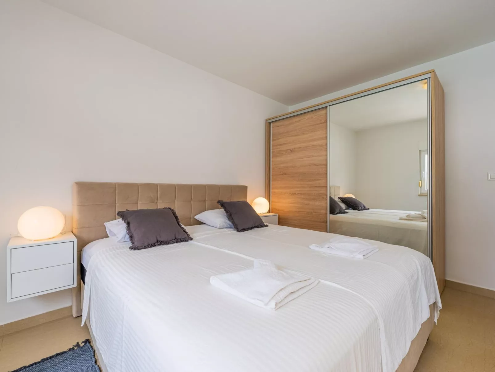 4 Schlafzimmer, 3 Badezimmer, Küche, Wohnzimmer, privater Pool, Grill