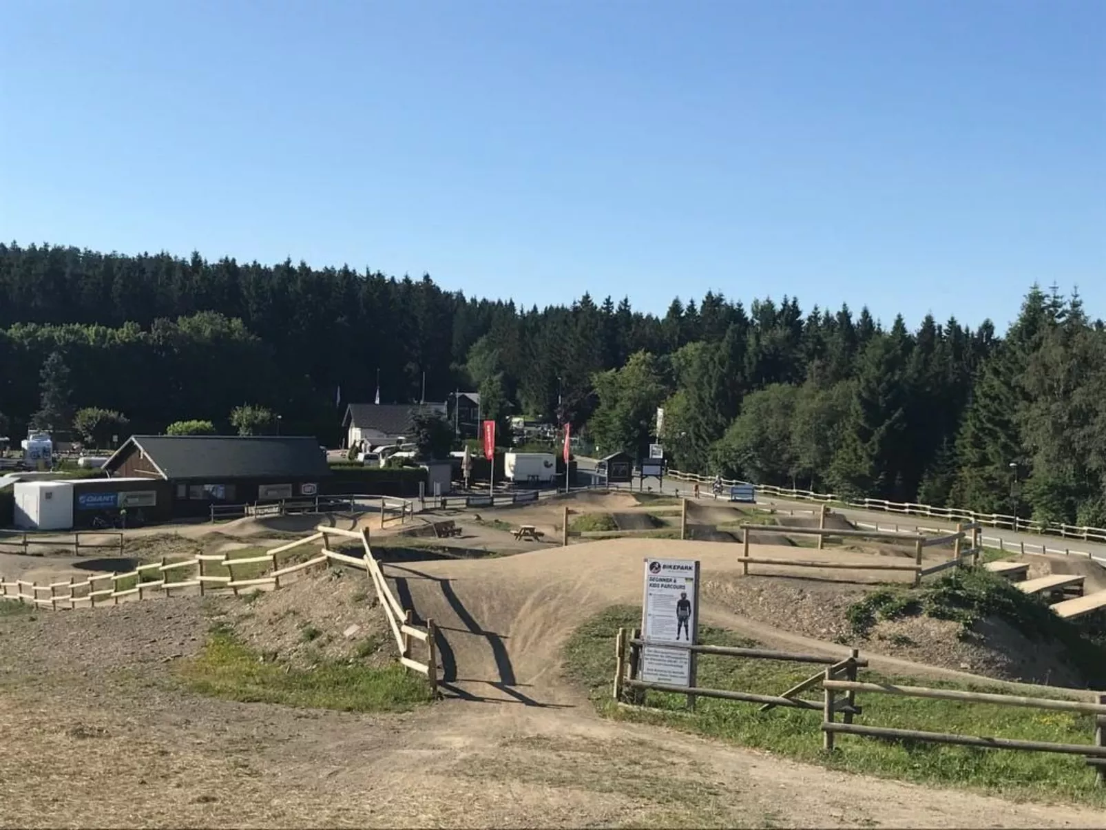 Berg- und Seeblick am Hillebachsee