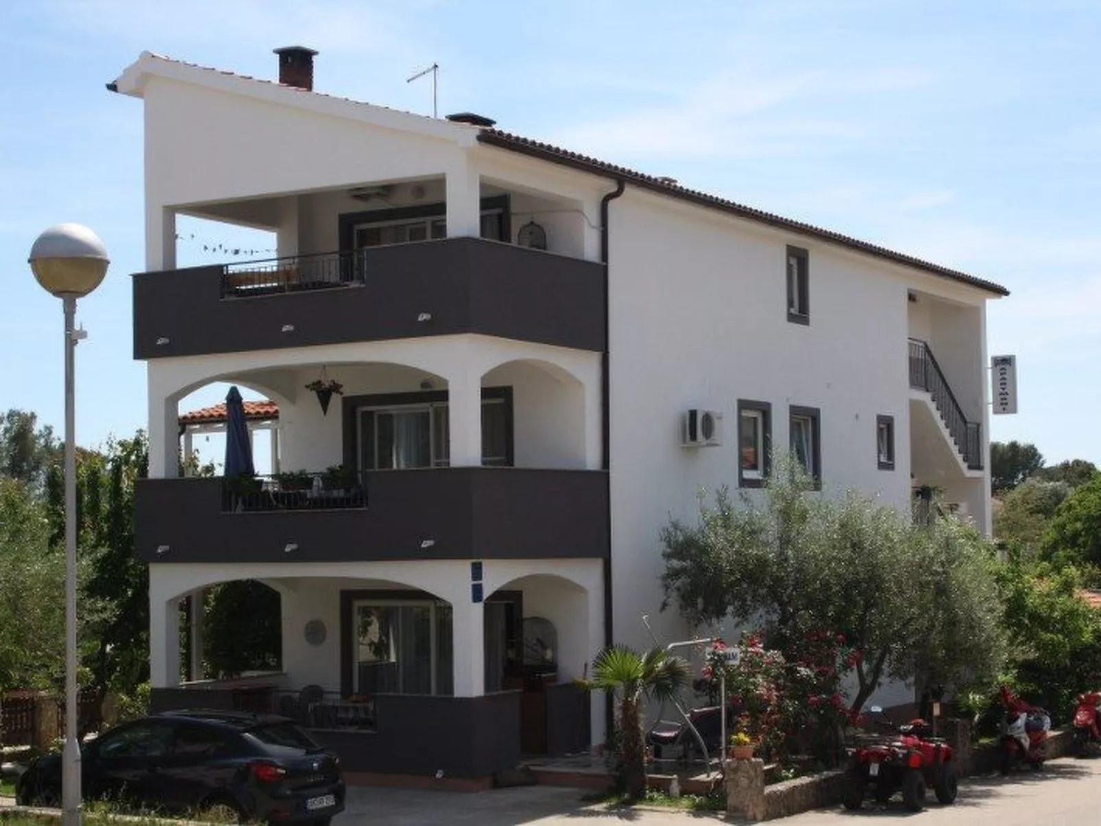 Apartment mit einem kleinen Wohn- und Essbereich und Schlafzimmer-Dehors