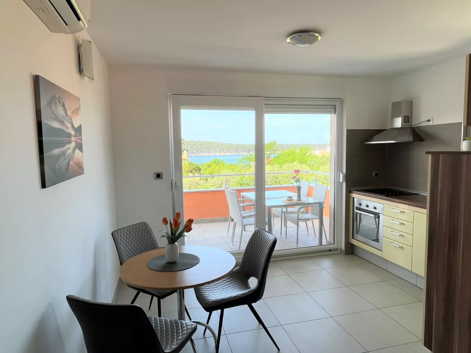 Villa Summer Escape in Barbat mit Garten und Aussicht