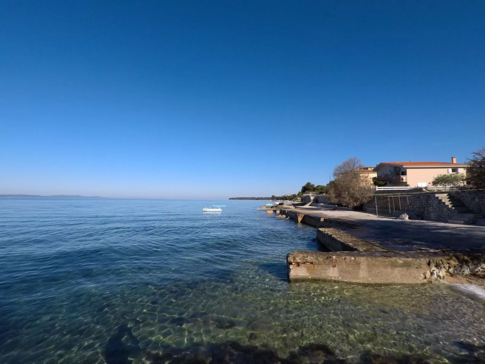 "Lenko 2" mit Blick auf das Wasser-Dehors