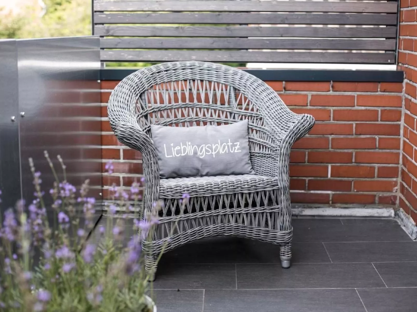 Komfortable Ferienwohnung mit großem Balkon-Draußen