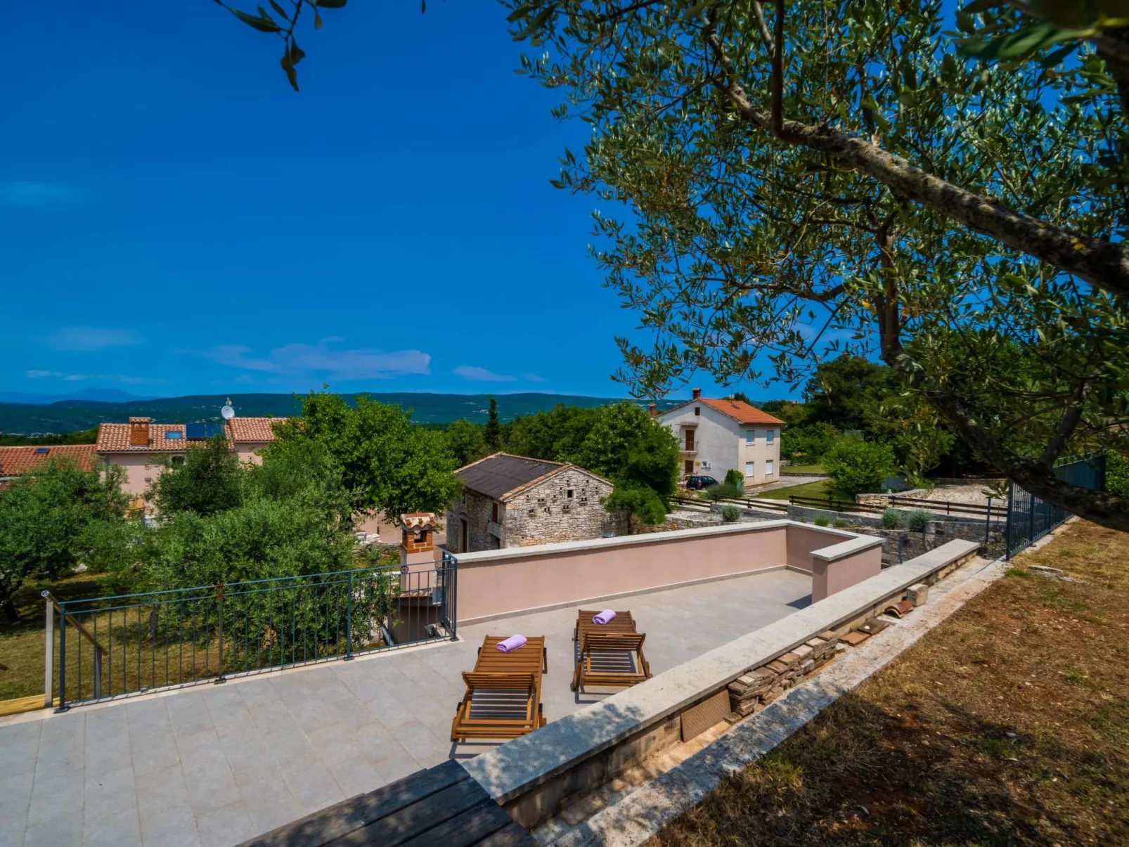 Luxuriöse Villa auf großem Privatgrundstück-Image-tags.info