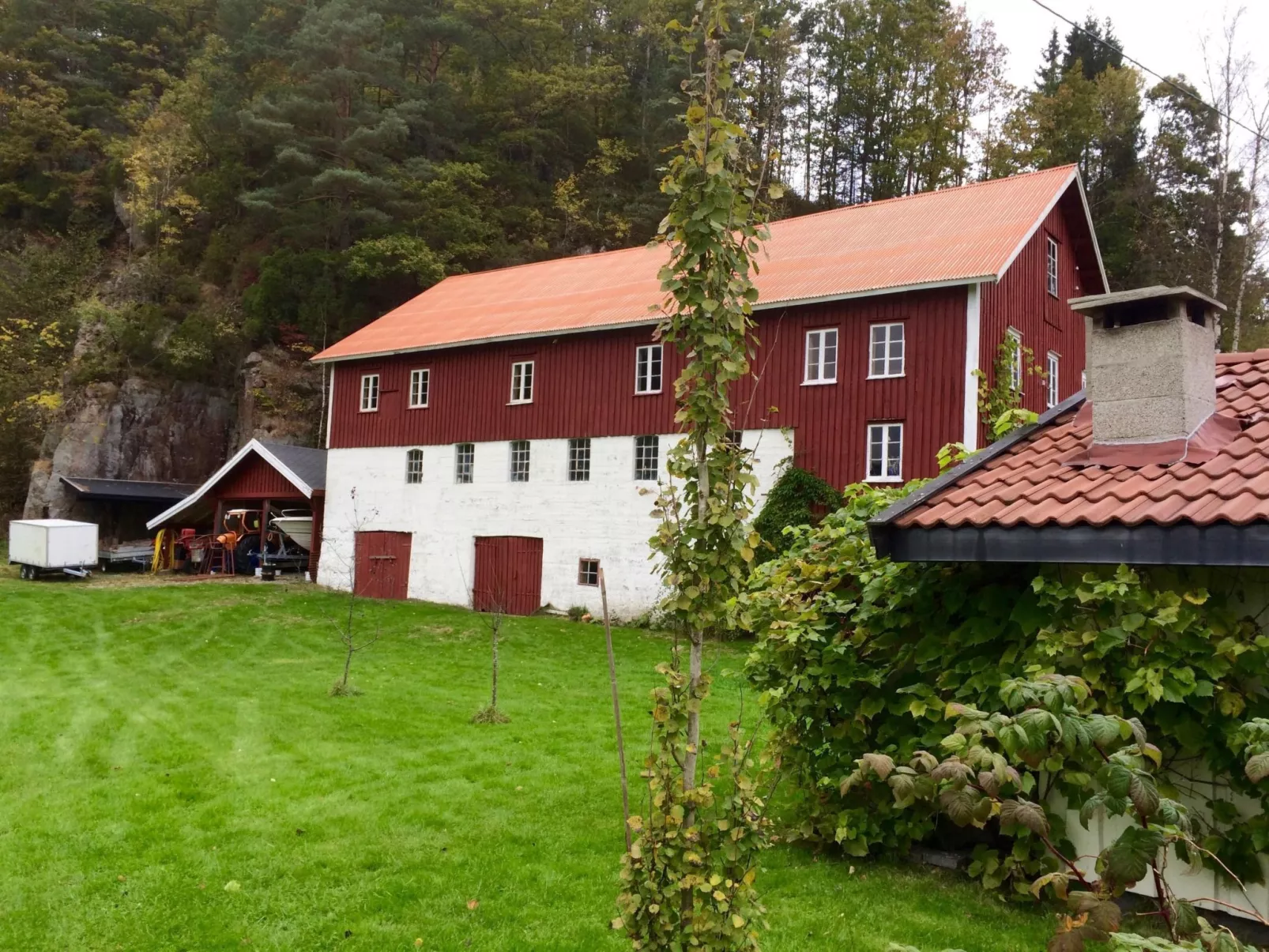 Mit Blick auf das Wasser-Dehors