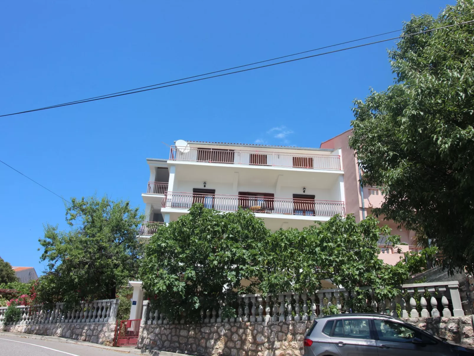 "Manda 2" mit Blick auf das Wasser-Outside