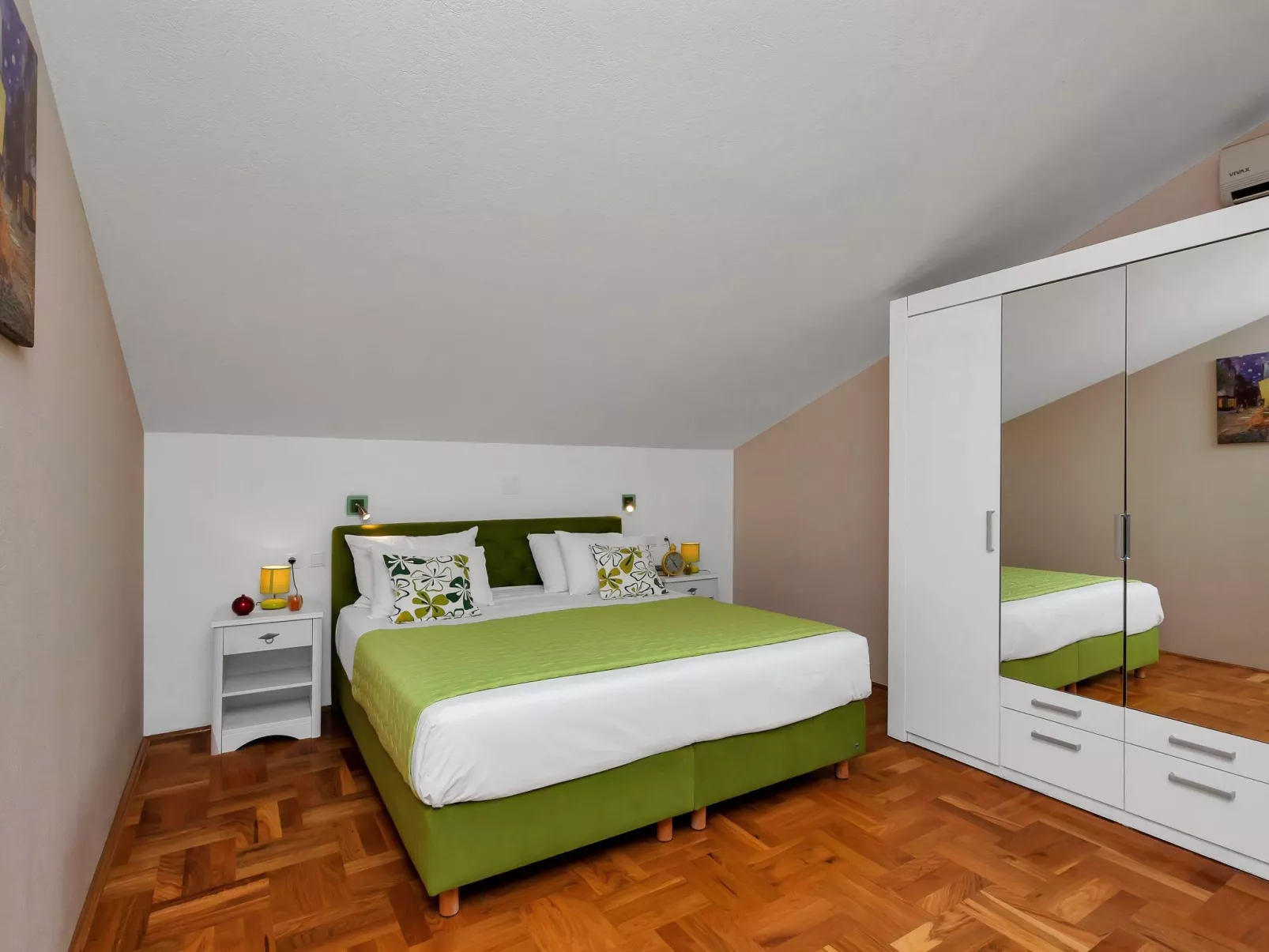 "Podgora" mit Blick auf das Wasser-Inside