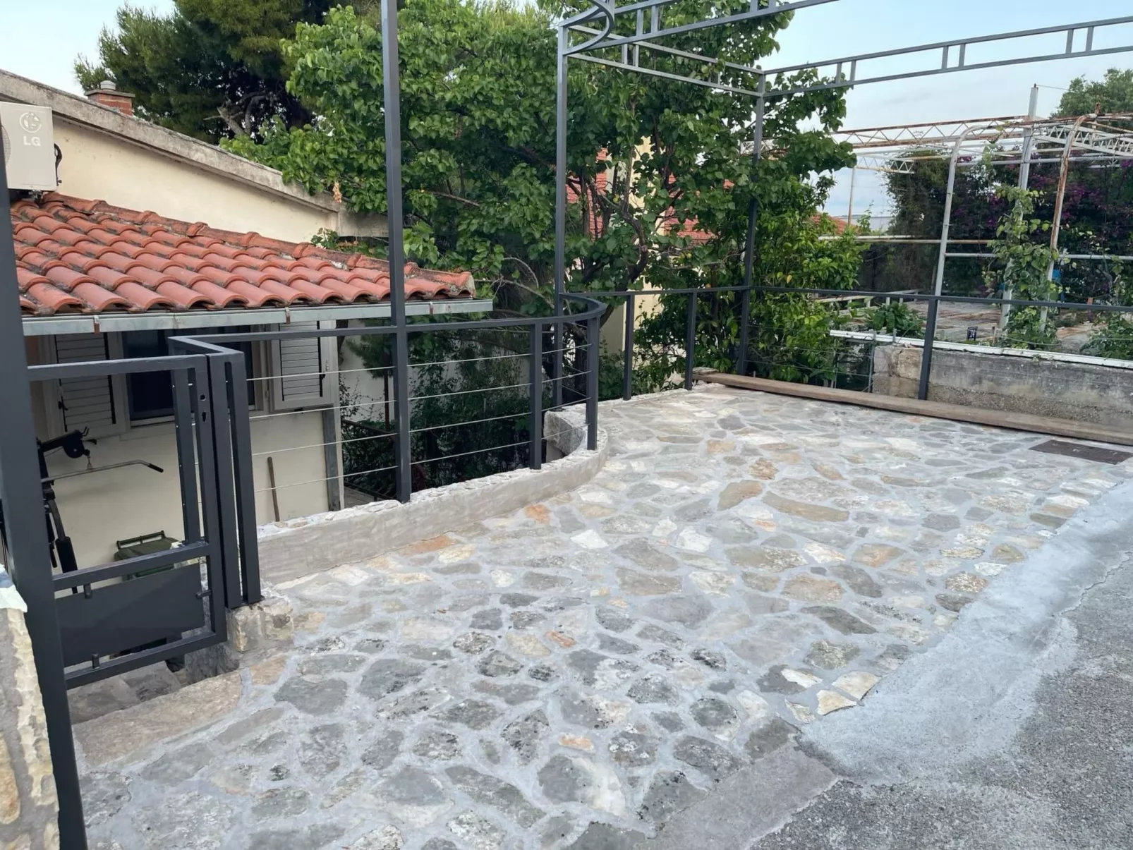 In Okrug Donji mit privatem Parkplatz-Dehors