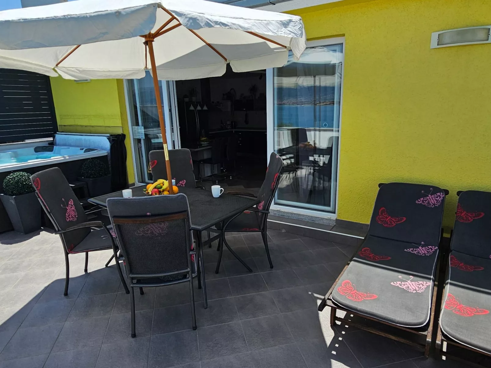 "MaLea" mit Blick auf das Wasser-Outside