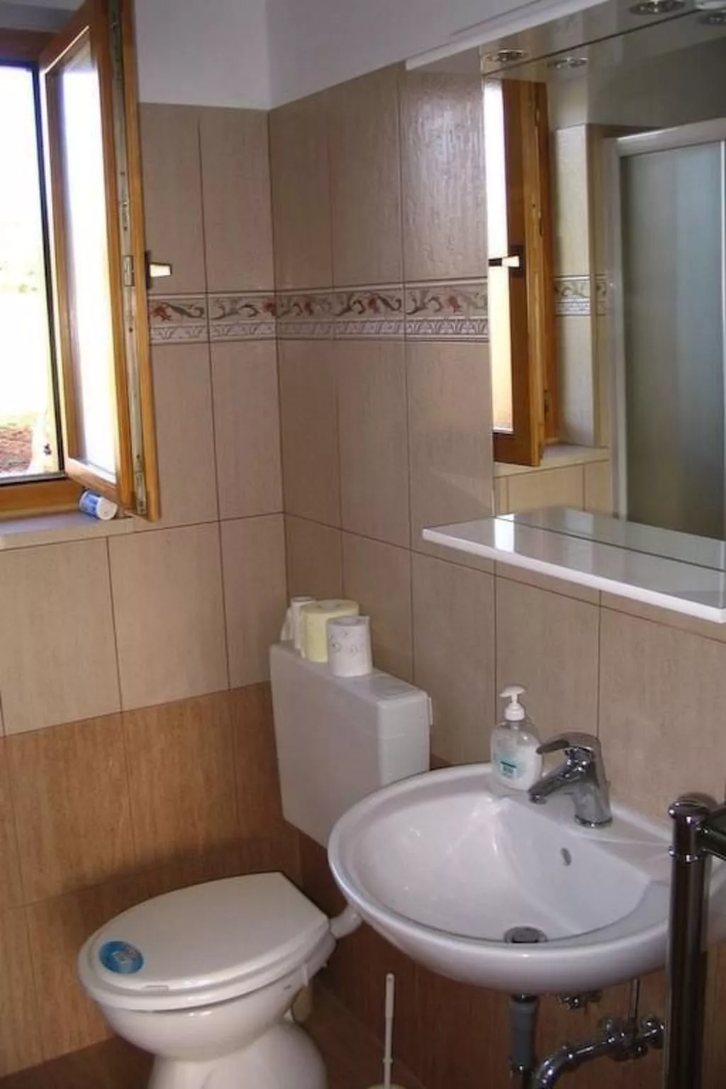 Charmantes Ferienhaus in Bartići mit Terrasse-Drinnen