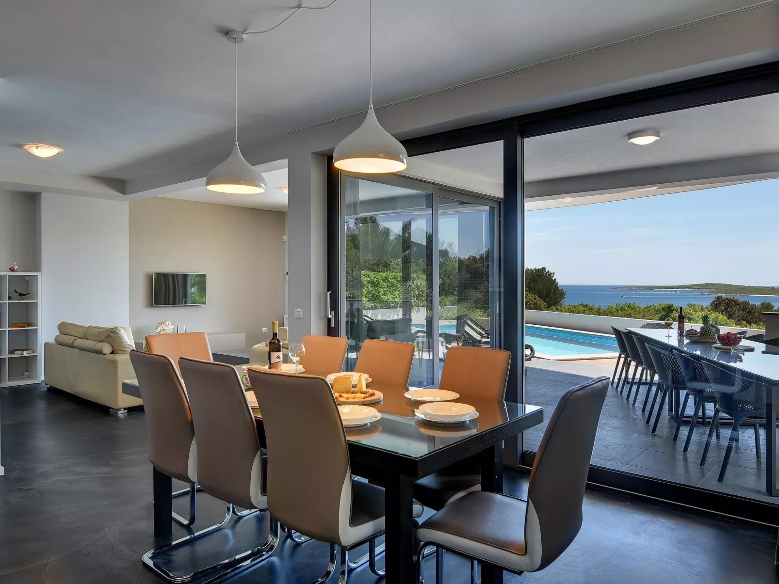 Luxusvilla Sunrise Premantur mit Pool-Drinnen