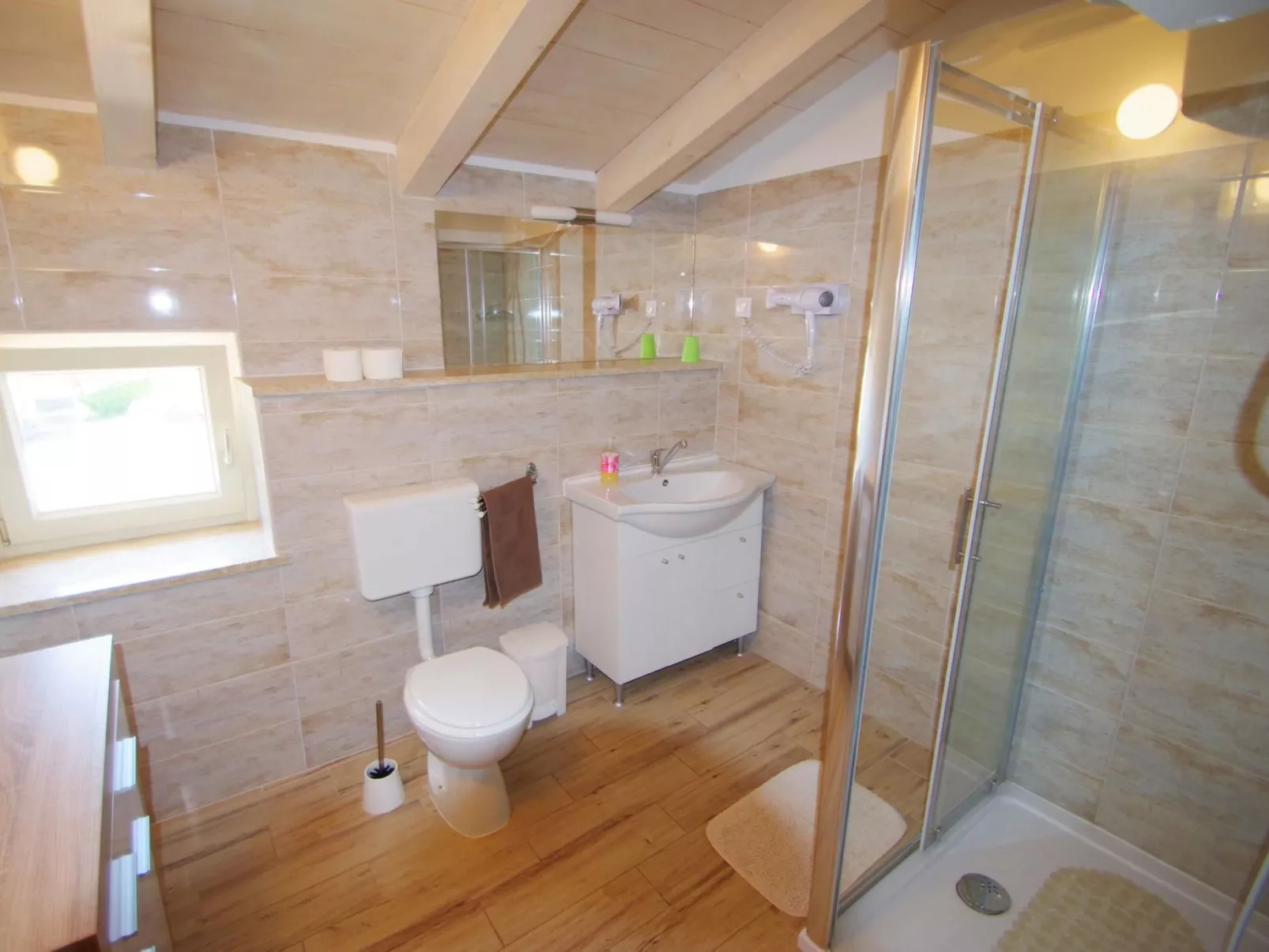 In Kavran mit Terrasse und Grill-Drinnen