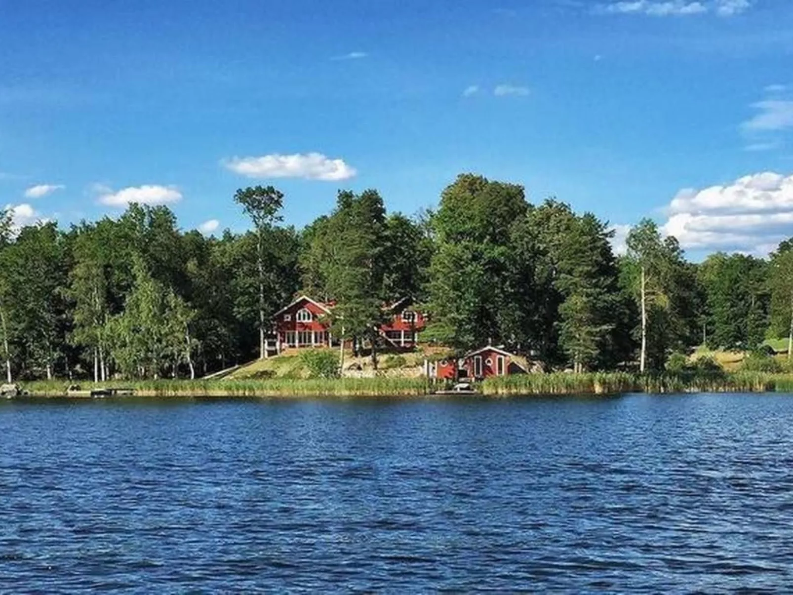 Grosses Sommerhaus direkt am See