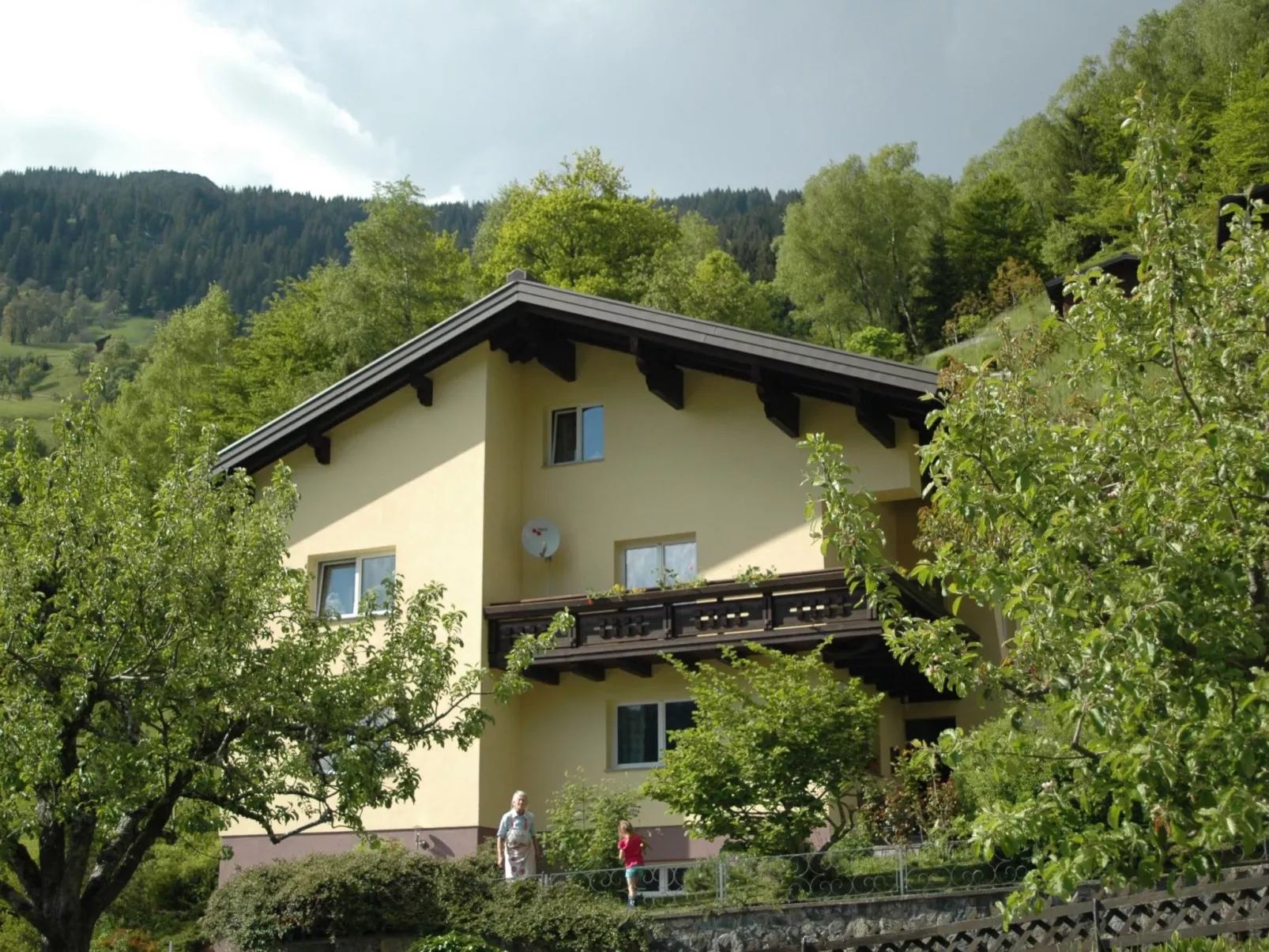 Große Wohnung in Silbertal mit Großem Garten