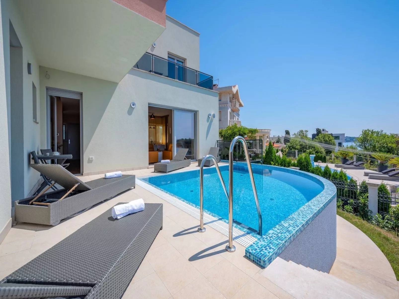 Cedar in Stoja mit großzügigem Garten