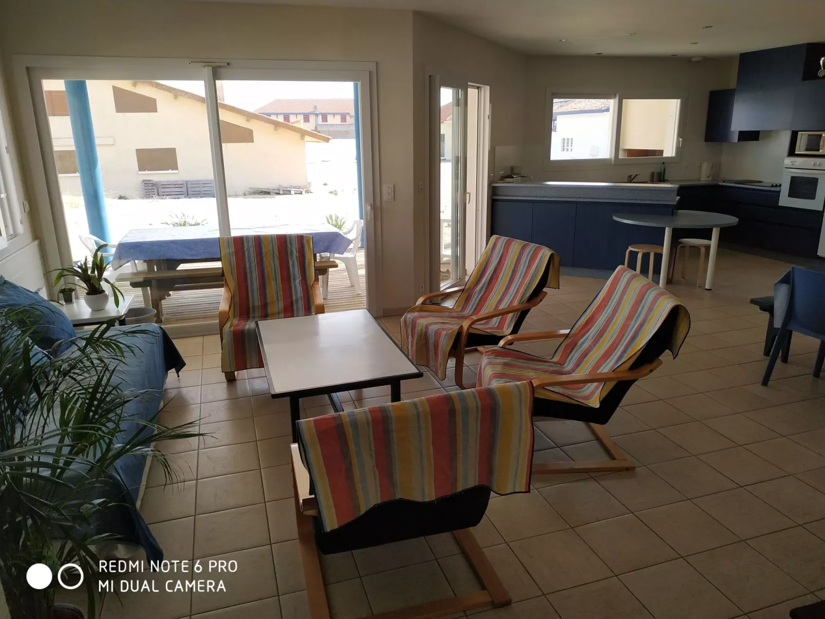 Haus am Meer, die Füße im Sand