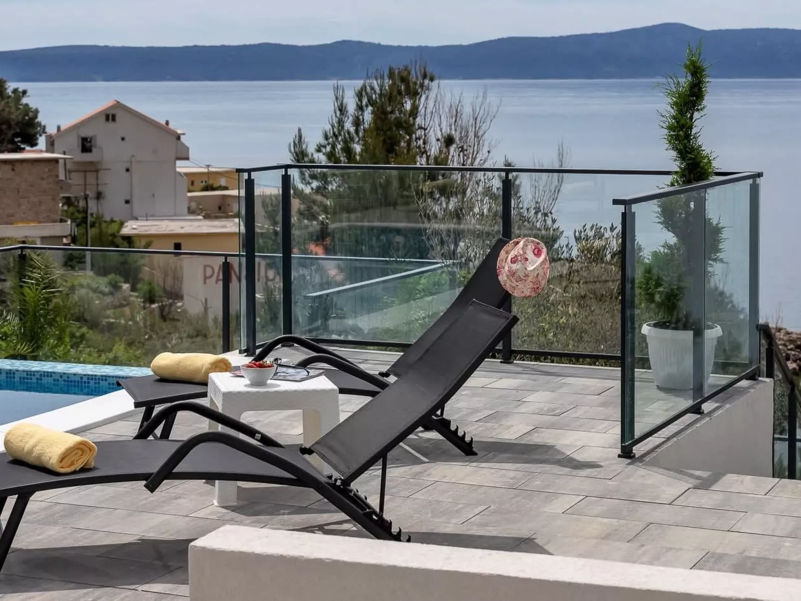 „Villa No Stress“ mit Infinity-Pool-Image-tags.info