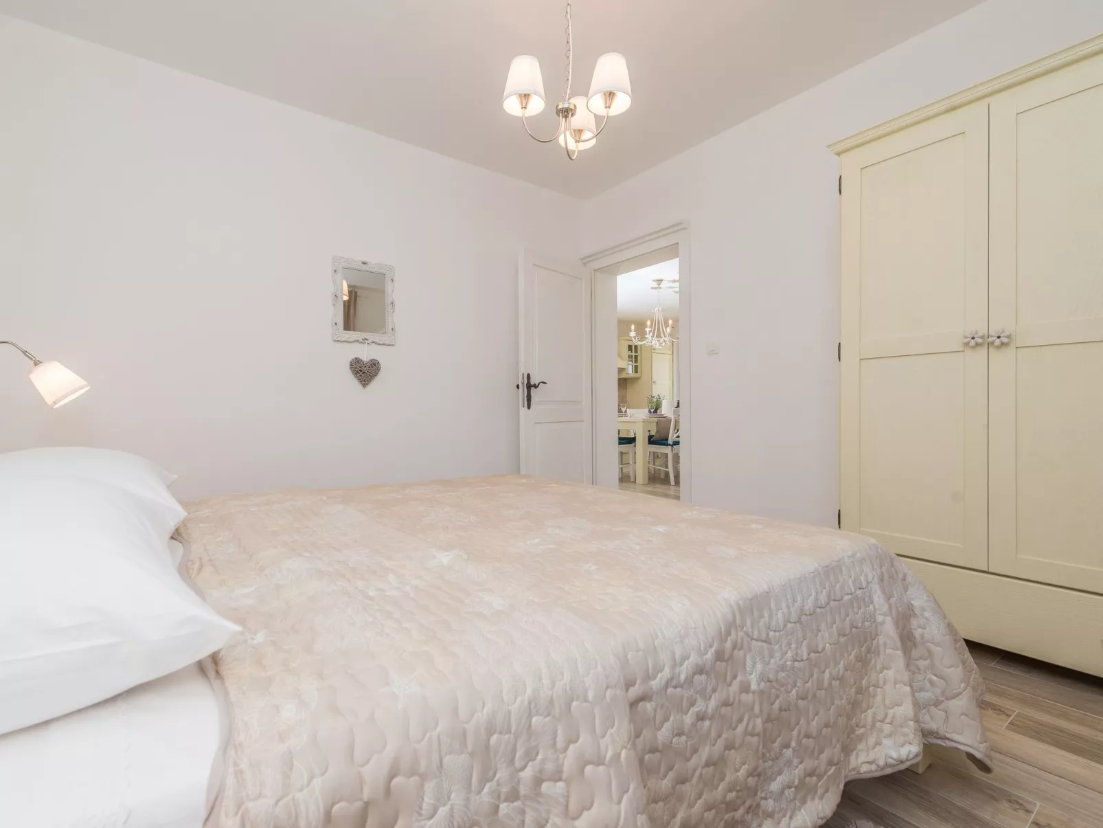 "Ivana" mit Blick auf das Wasser-Image-tags.info