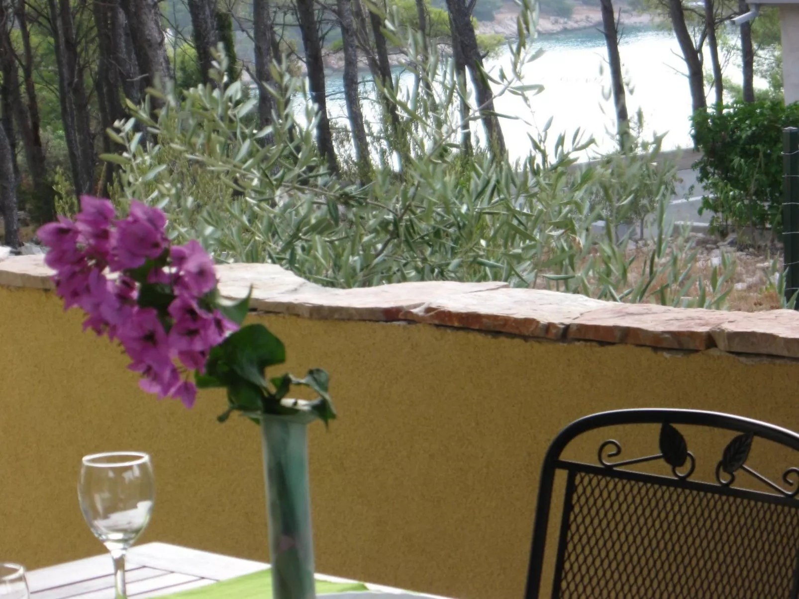 Für 4 Personen ca. 60 m&sup2; in Milna auf Brac, Adriaküste Kroatien (Kroatisch-Dehors