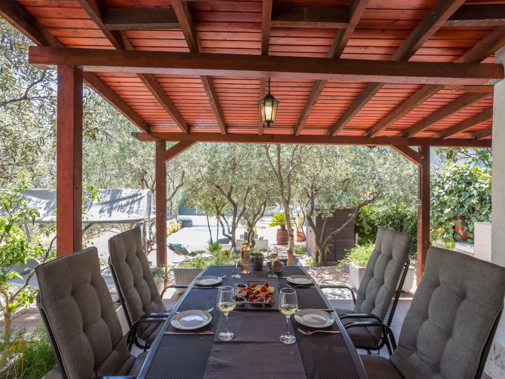 Geräumiges Ferienhaus mit Terrasse und Garten-Dehors