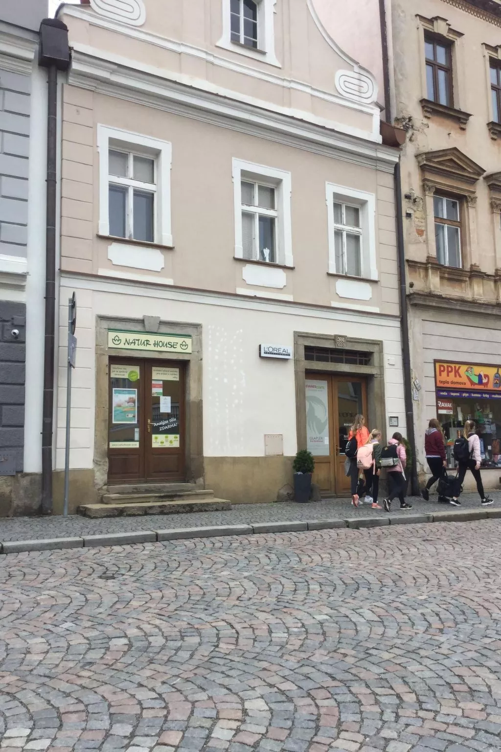 Wohnung auf einem eingezäunten Grundstück-Image-tags.info