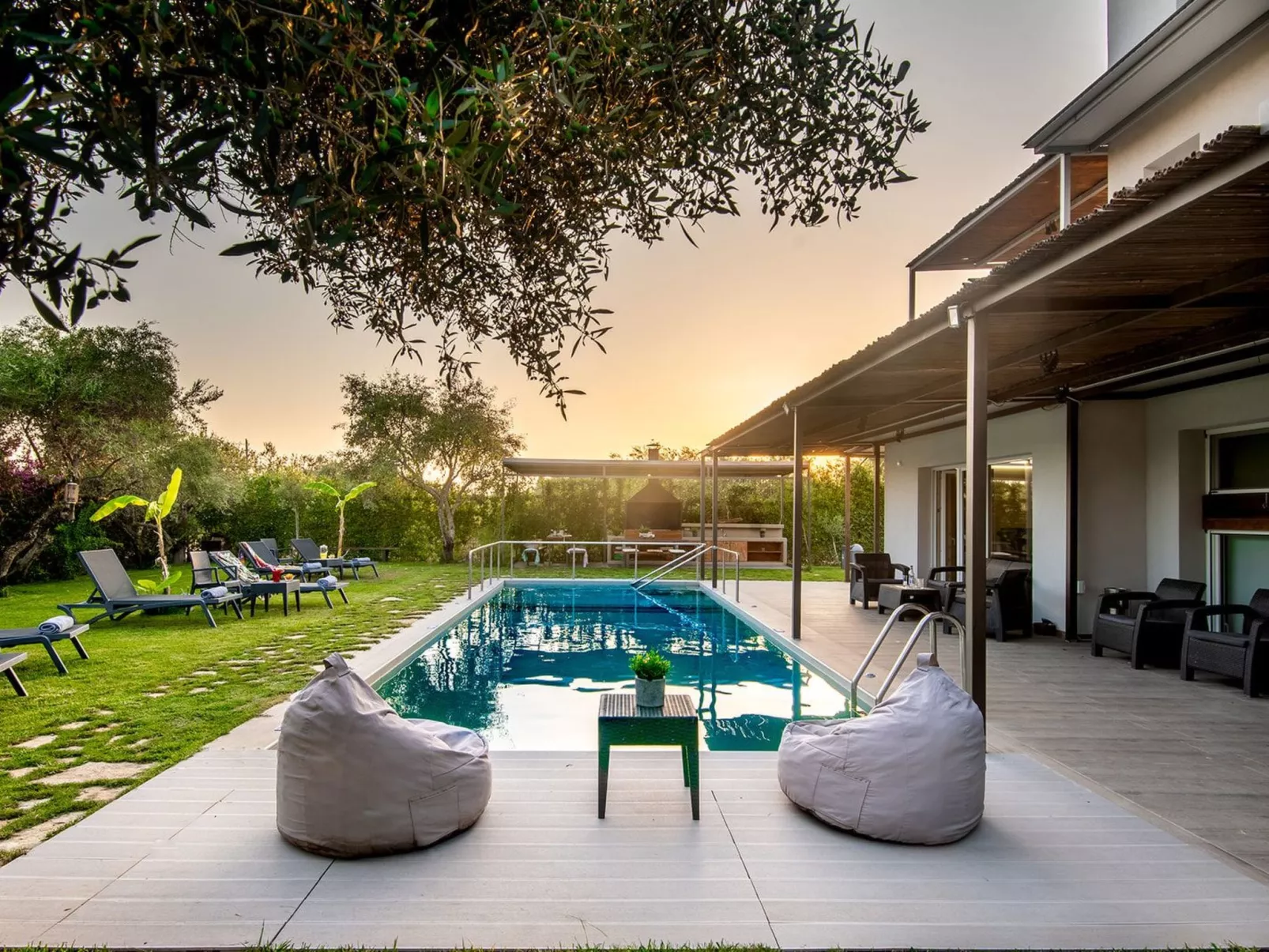 Geräumige Familienvilla, privater Pool und Garten-Dehors