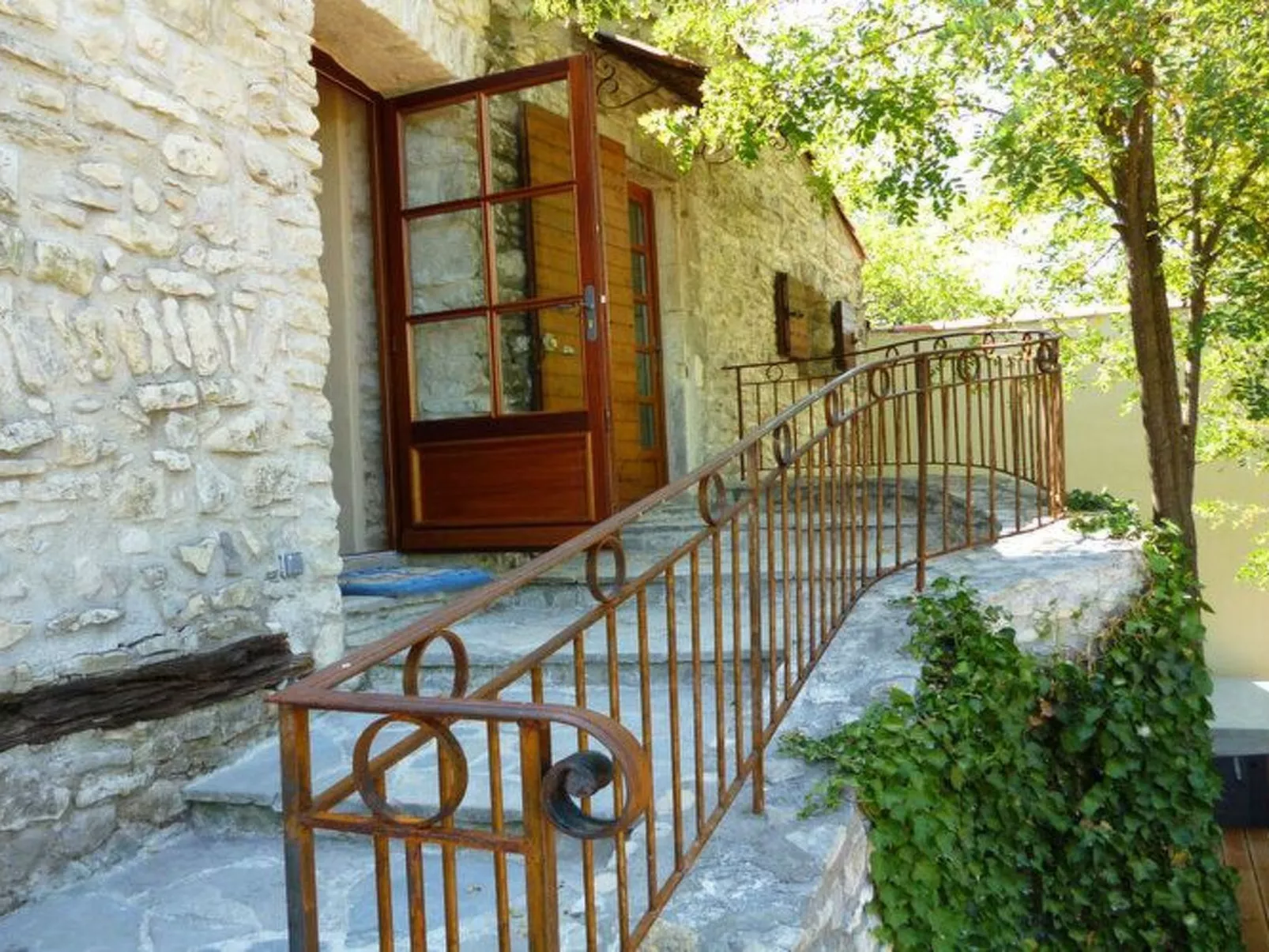 Domäne "Pavillon Timéo" mit Infinity-Pool-Outside