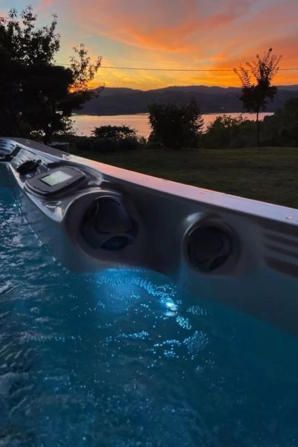 In Aiguebelette-Le-Lac mit Garten, Terrasse und Grill-Draußen