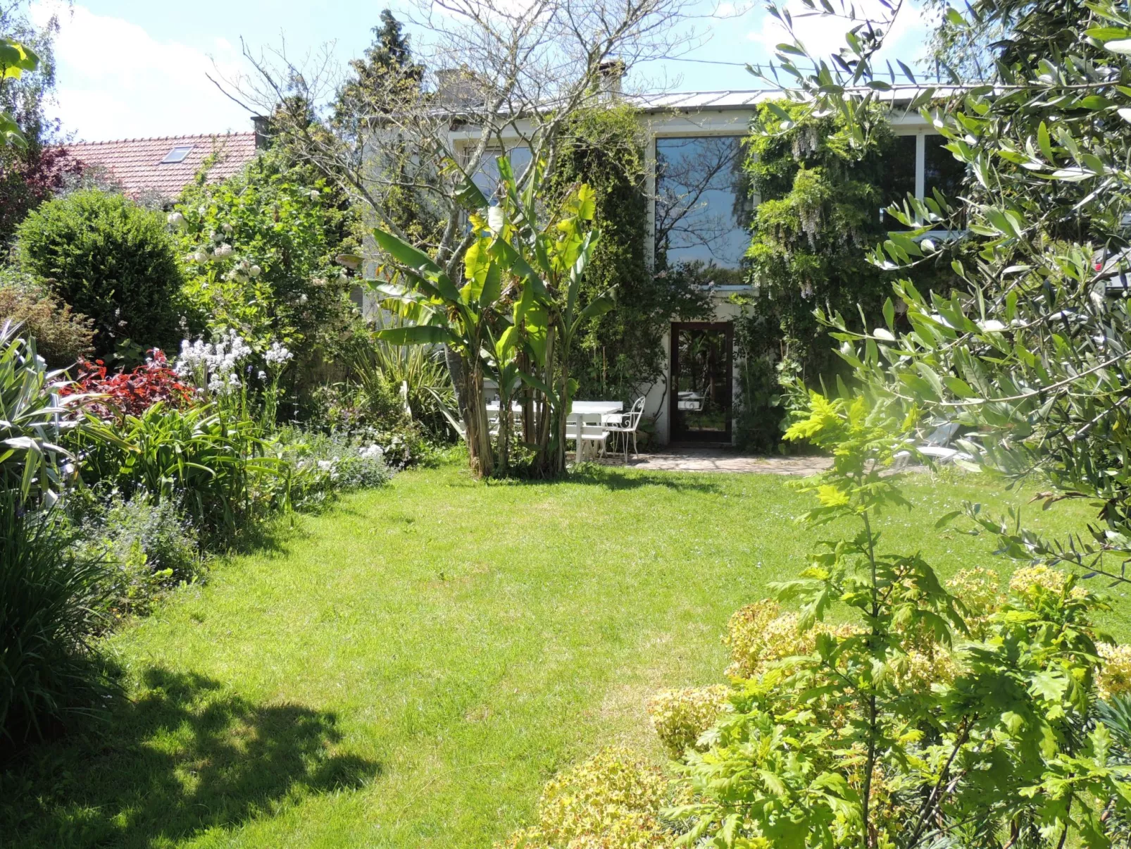 Großes Familienhaus mit schön angelegtem Garten-Dehors