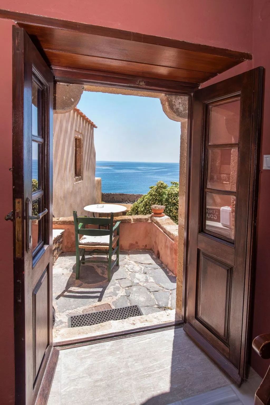 "Goulas" mit Blick auf das Wasser-Draußen