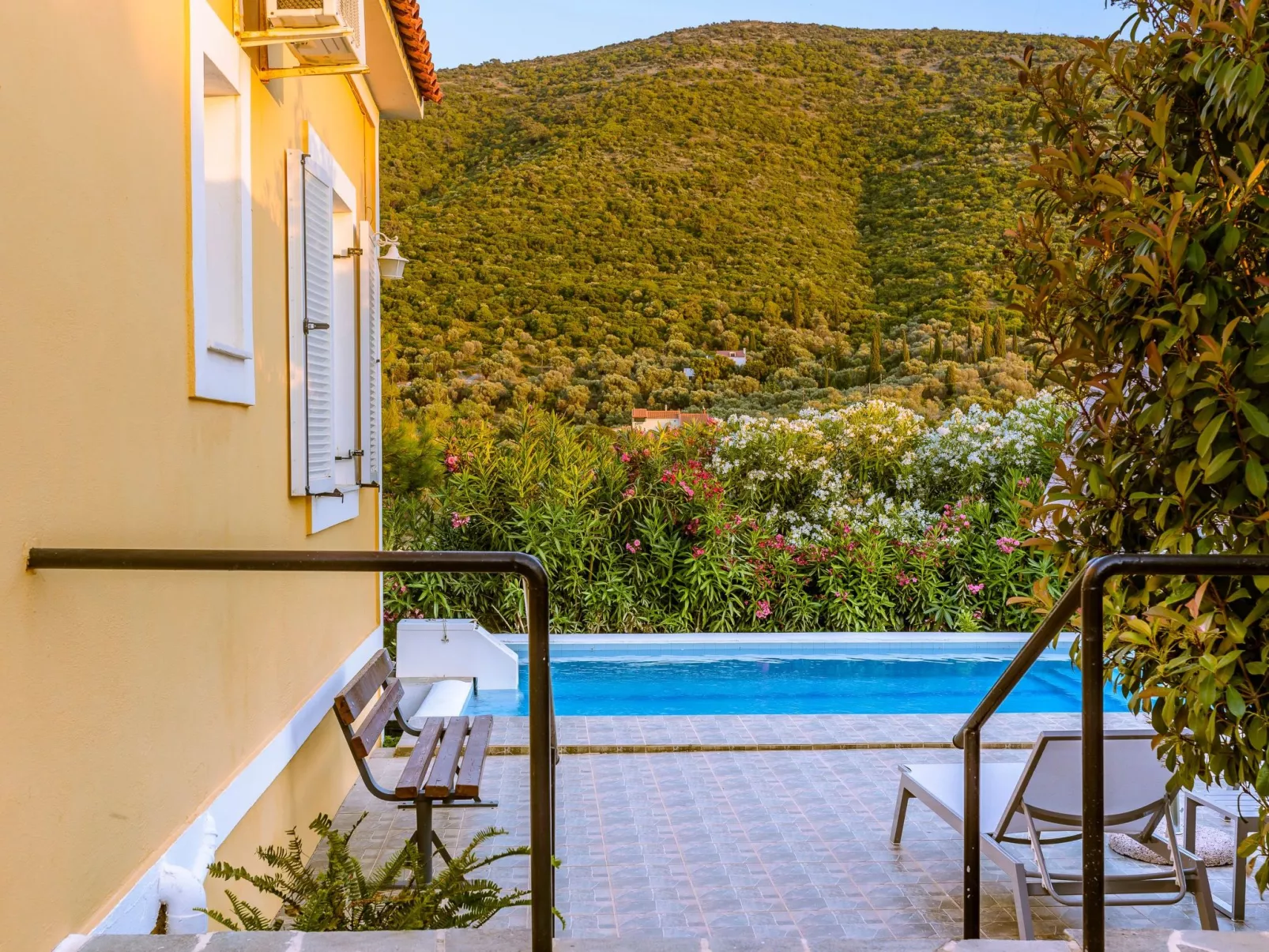 "Yellow Villa"-Image-tags.info