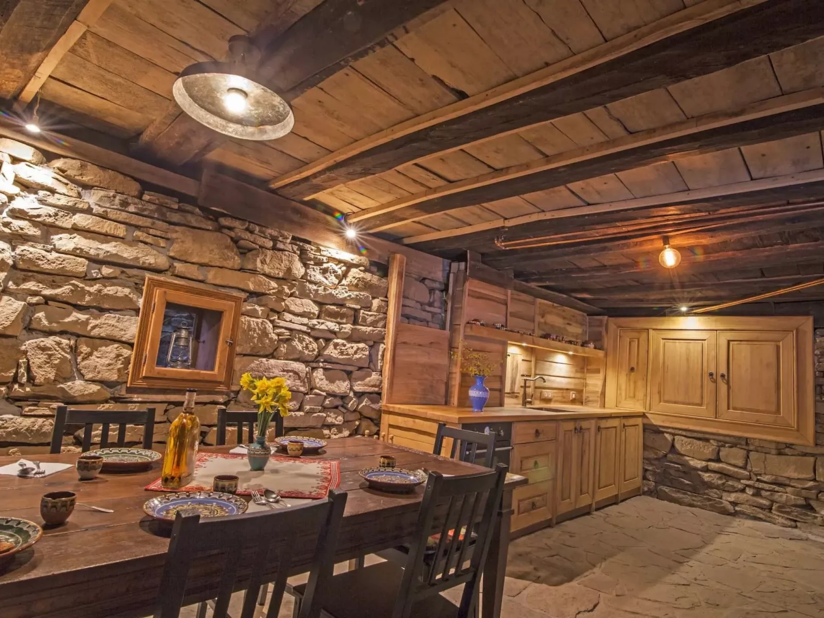 Authentisches Haus mit Bergblick - Karashka-Drinnen