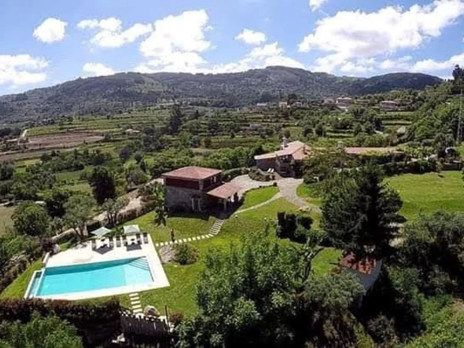 Fabelhafter Pool in einer atemberaubenden Landschaft-Draußen