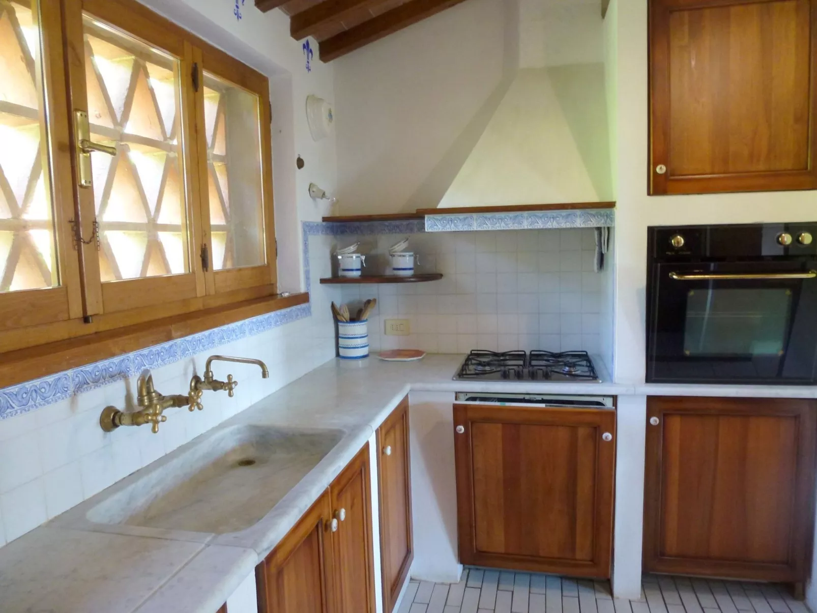 Mit Blick auf das Wasser-Dedans