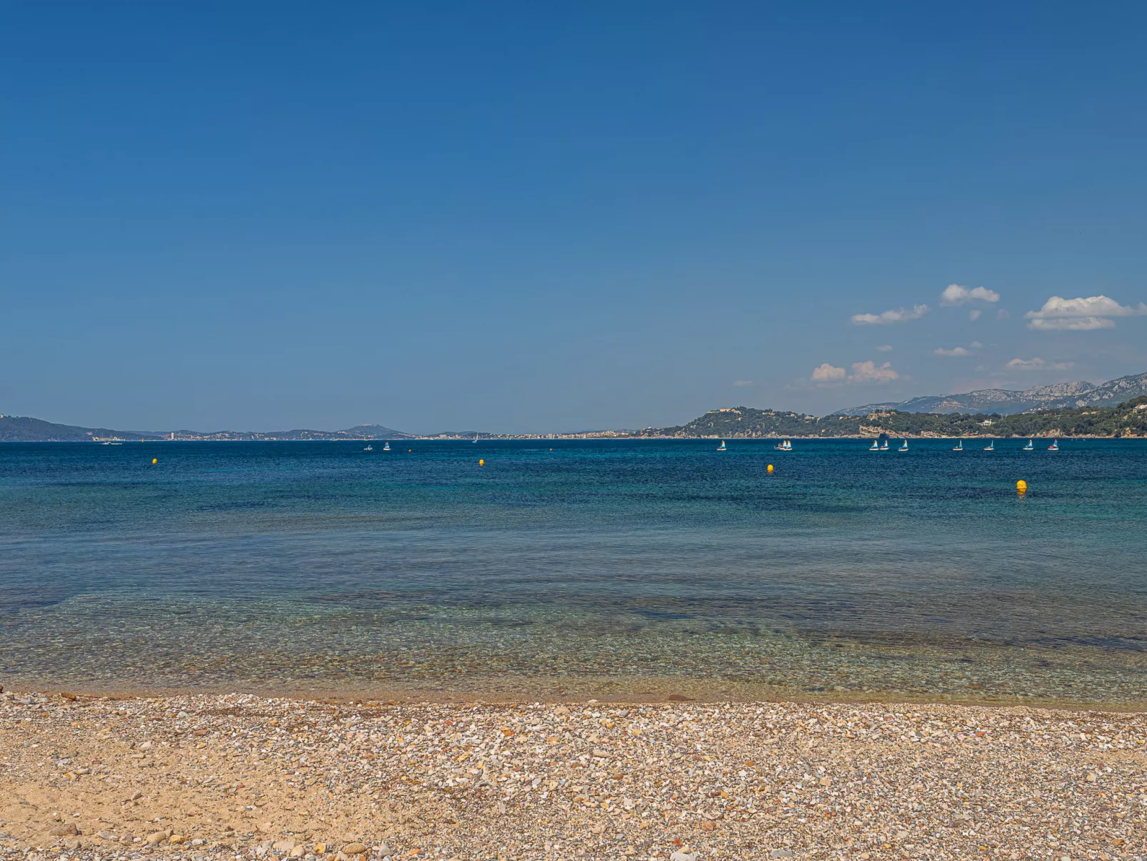 Im Herzen der Weinberge, schattige Terrasse umgeben von Grün, Pool - Umgebung