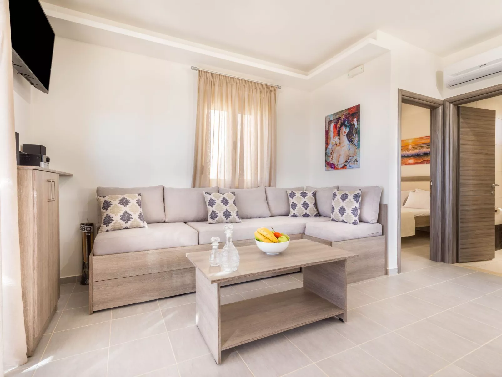 Küstenvilla mit Pool in der Nähe eines ruhigen Sandstrandes-Drinnen