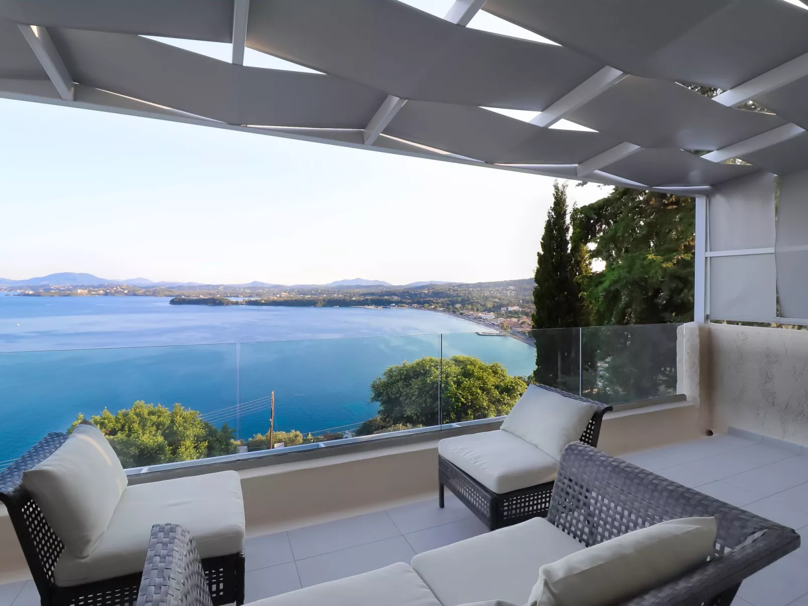 "Faiax" mit eigenem Pool-Drinnen