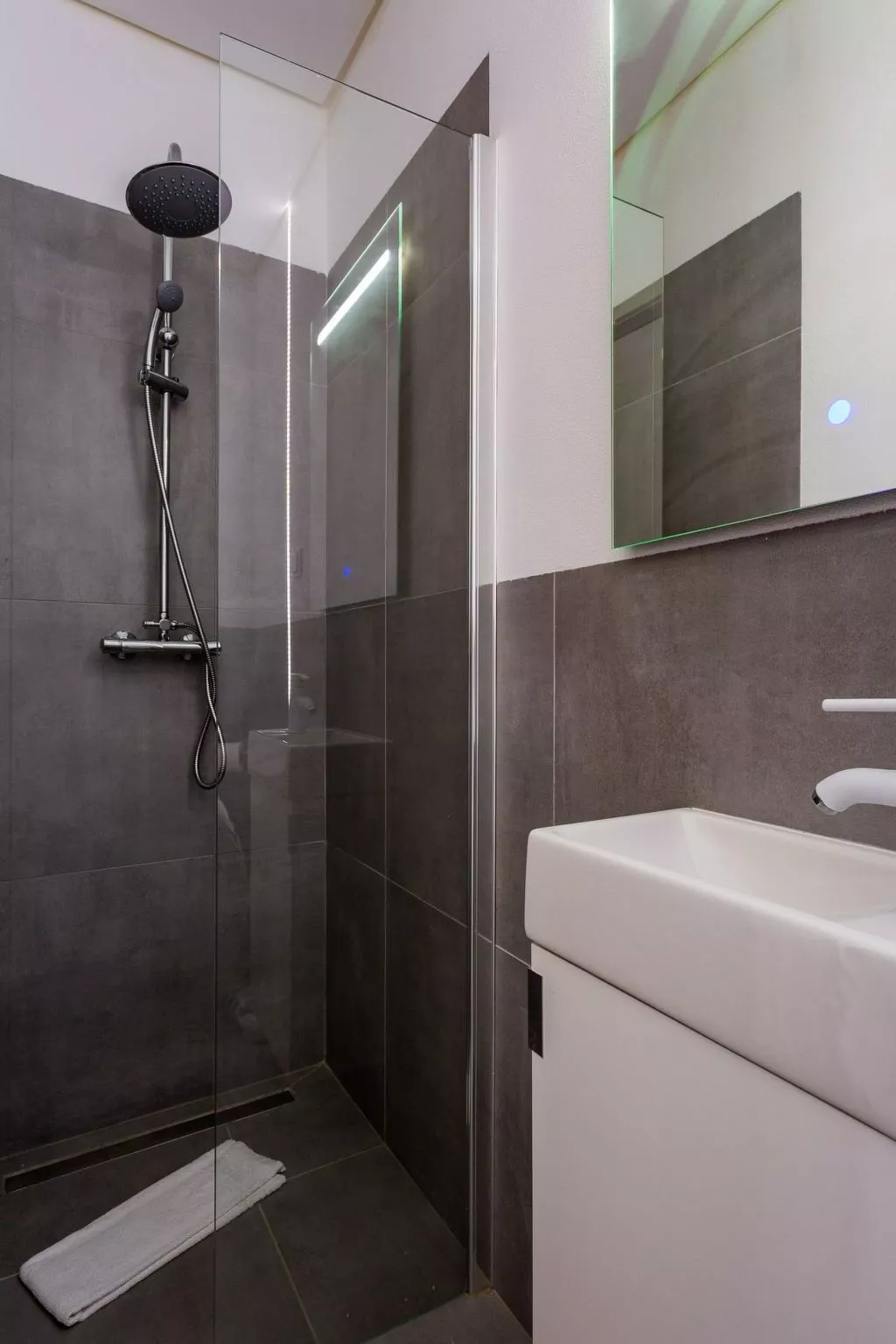 Ferienvilla "Mouraria" mit Blick auf das Wasser-Image-tags.info