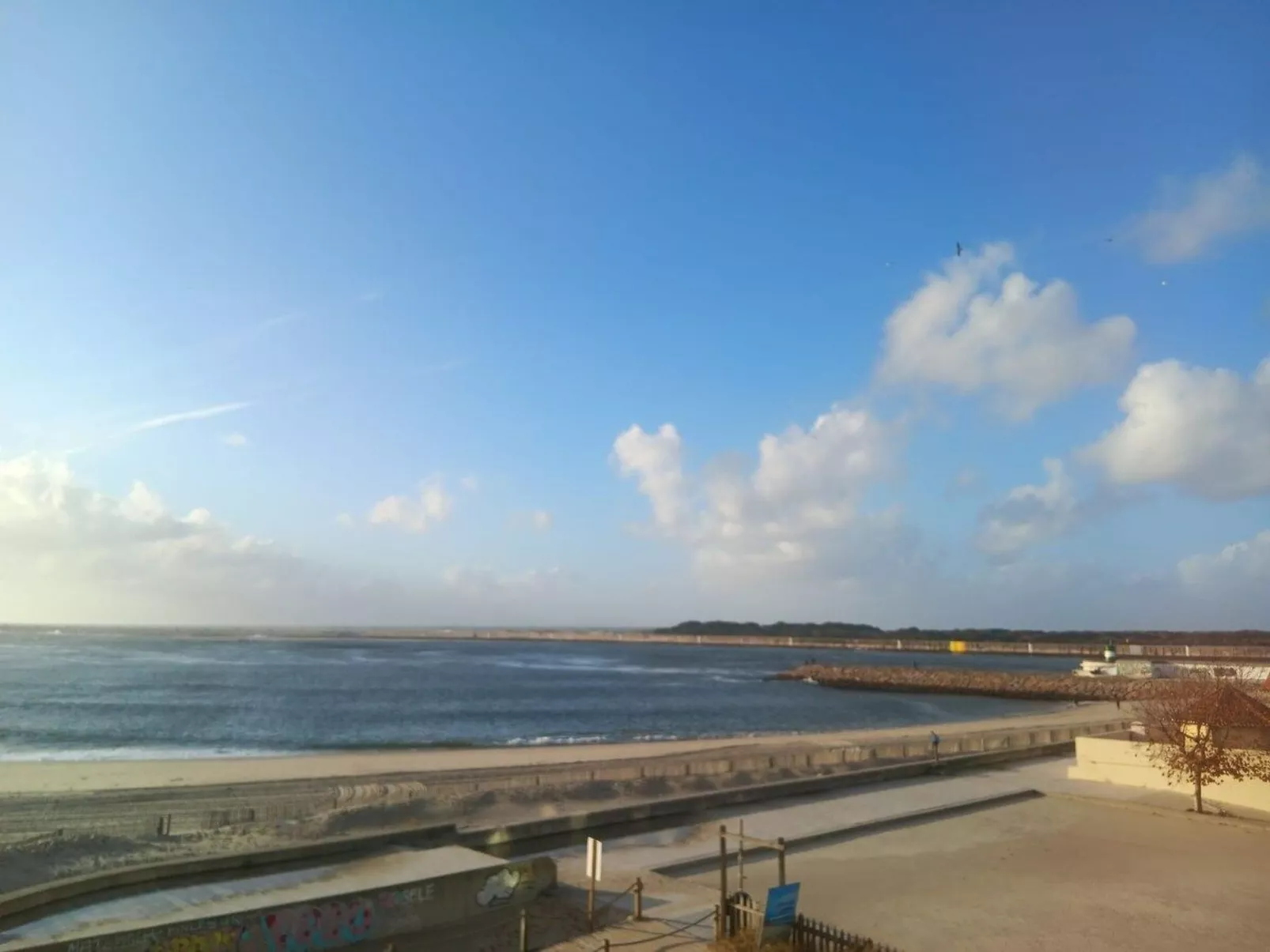 Mit den Füßen im Sand-Dehors