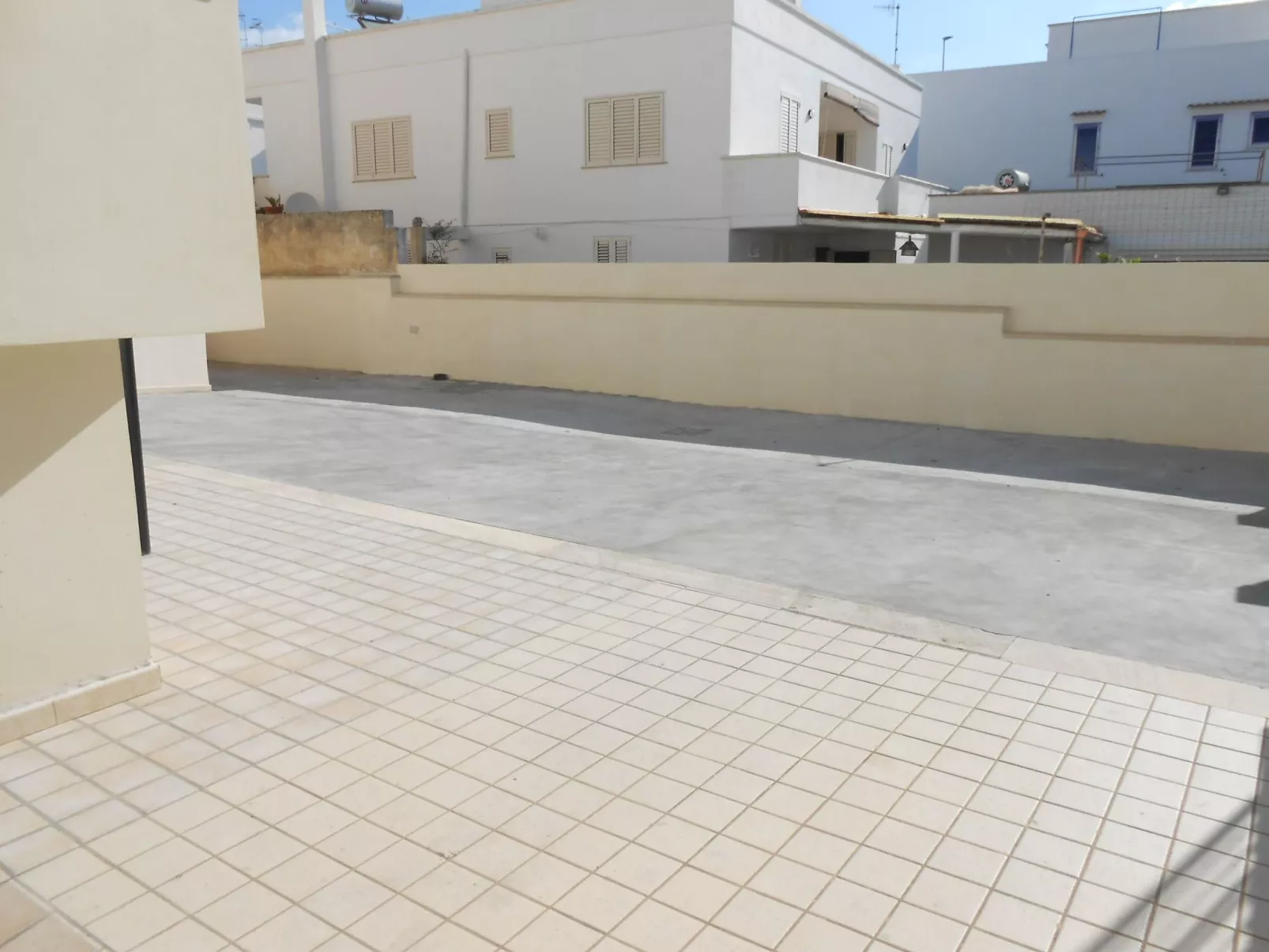 Helles, einladendes Ferienapartment mit Sonnenterrasse in Strandnähe