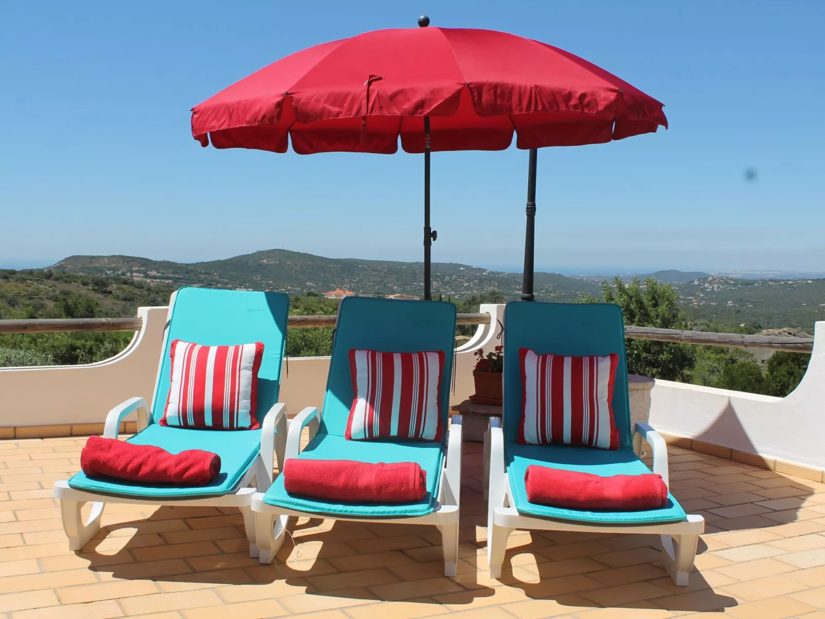 Ferienvilla mit Blick auf das Wasser-Dehors