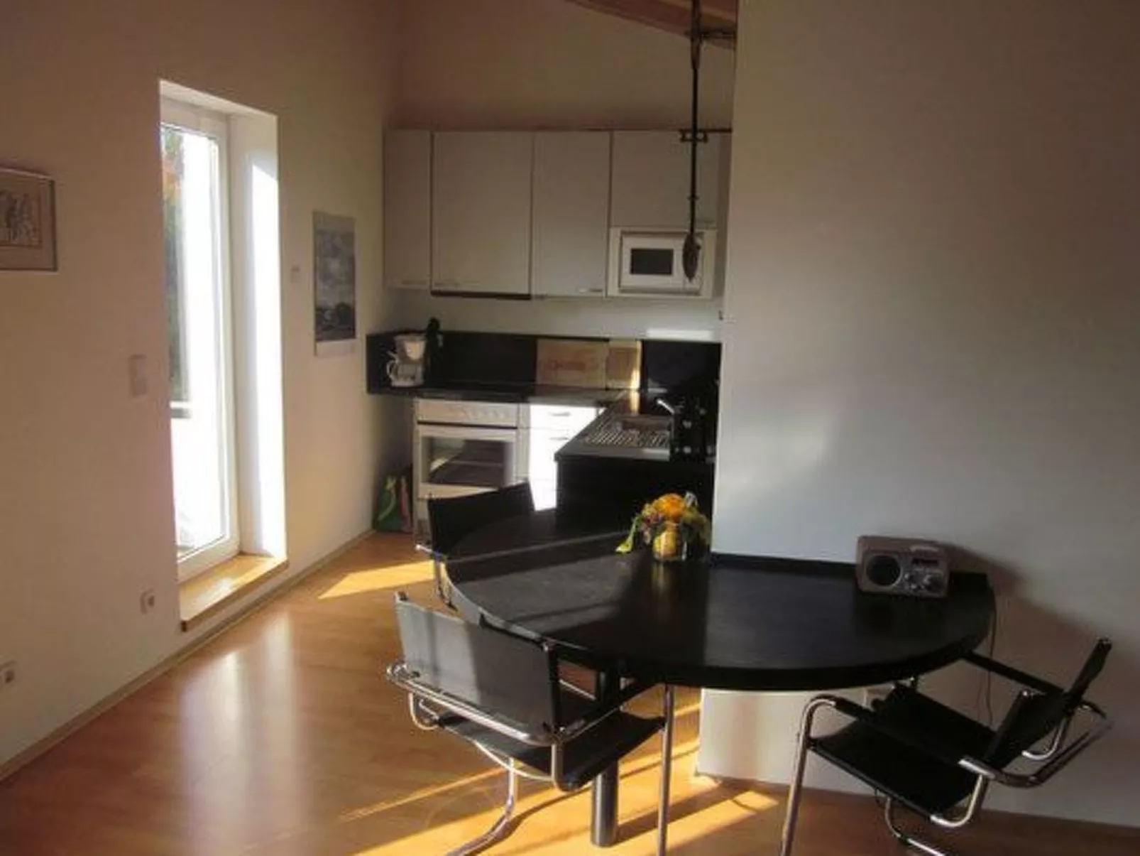 Moderne Studiowohnung im Obergeschoss mit Balkon