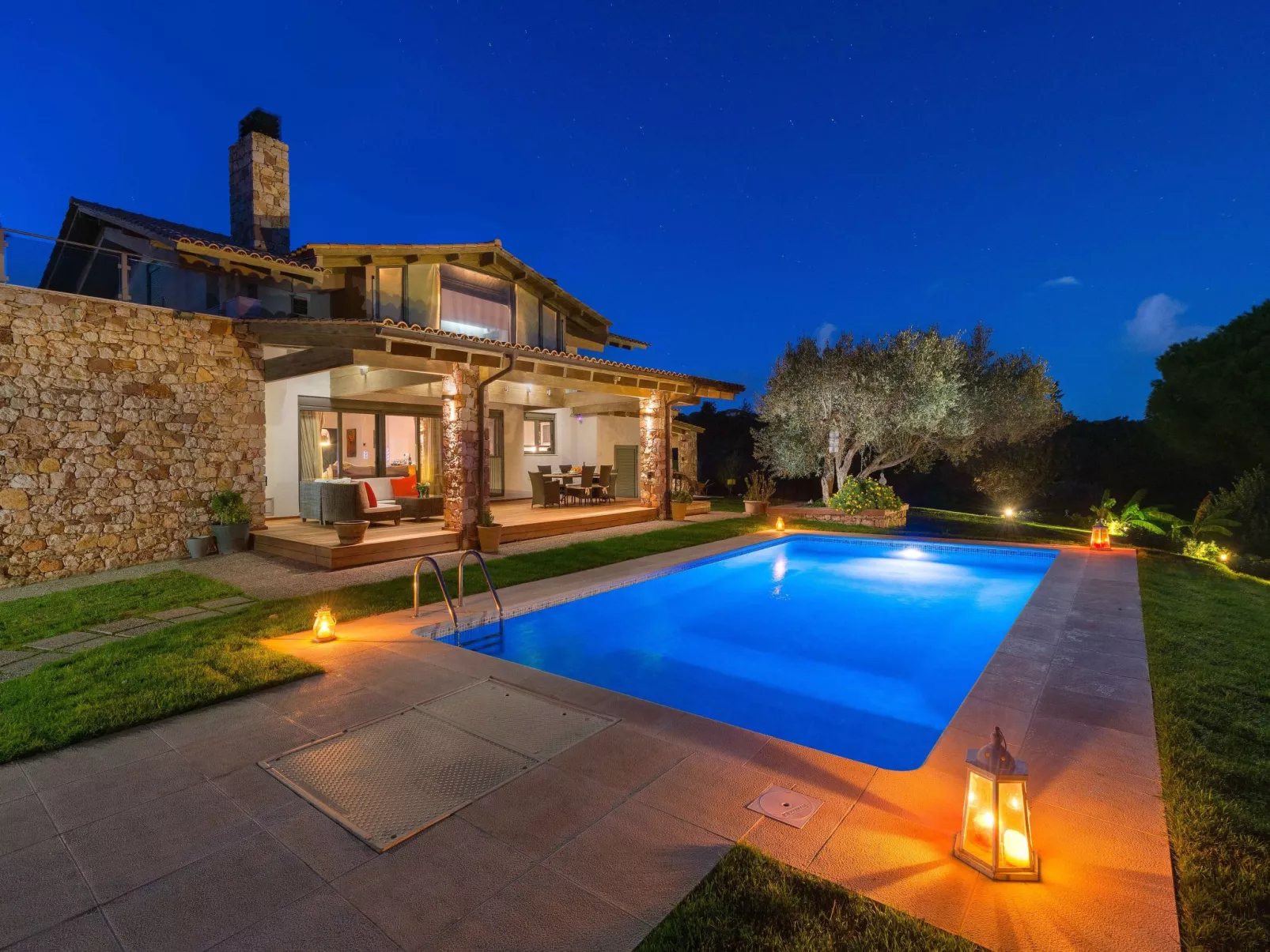 In Sgourou mit Parkplatz, Blick ins Grüne-Dehors