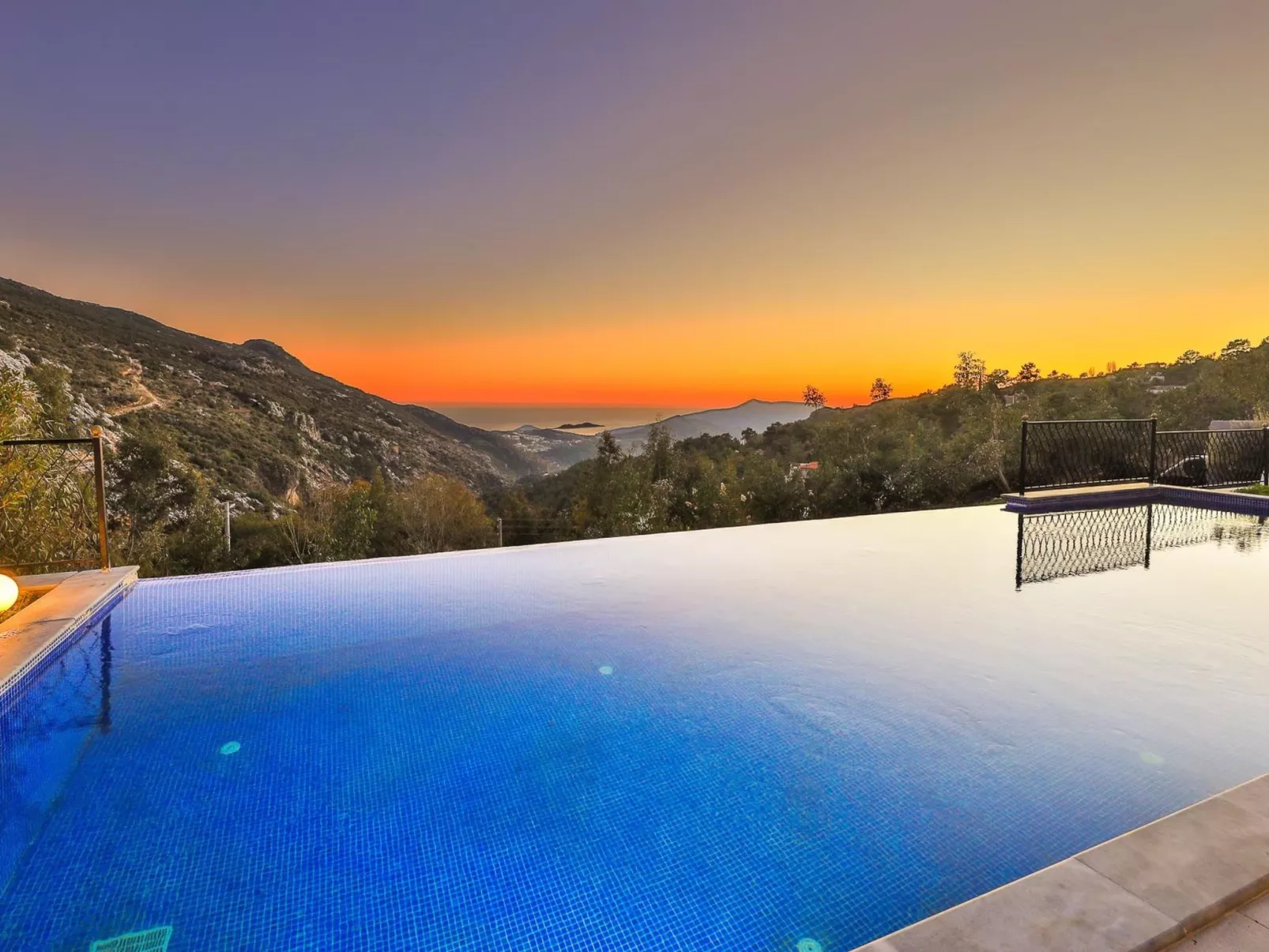 Traditionelles Natursteinhaus mit Sichtschutzpool
