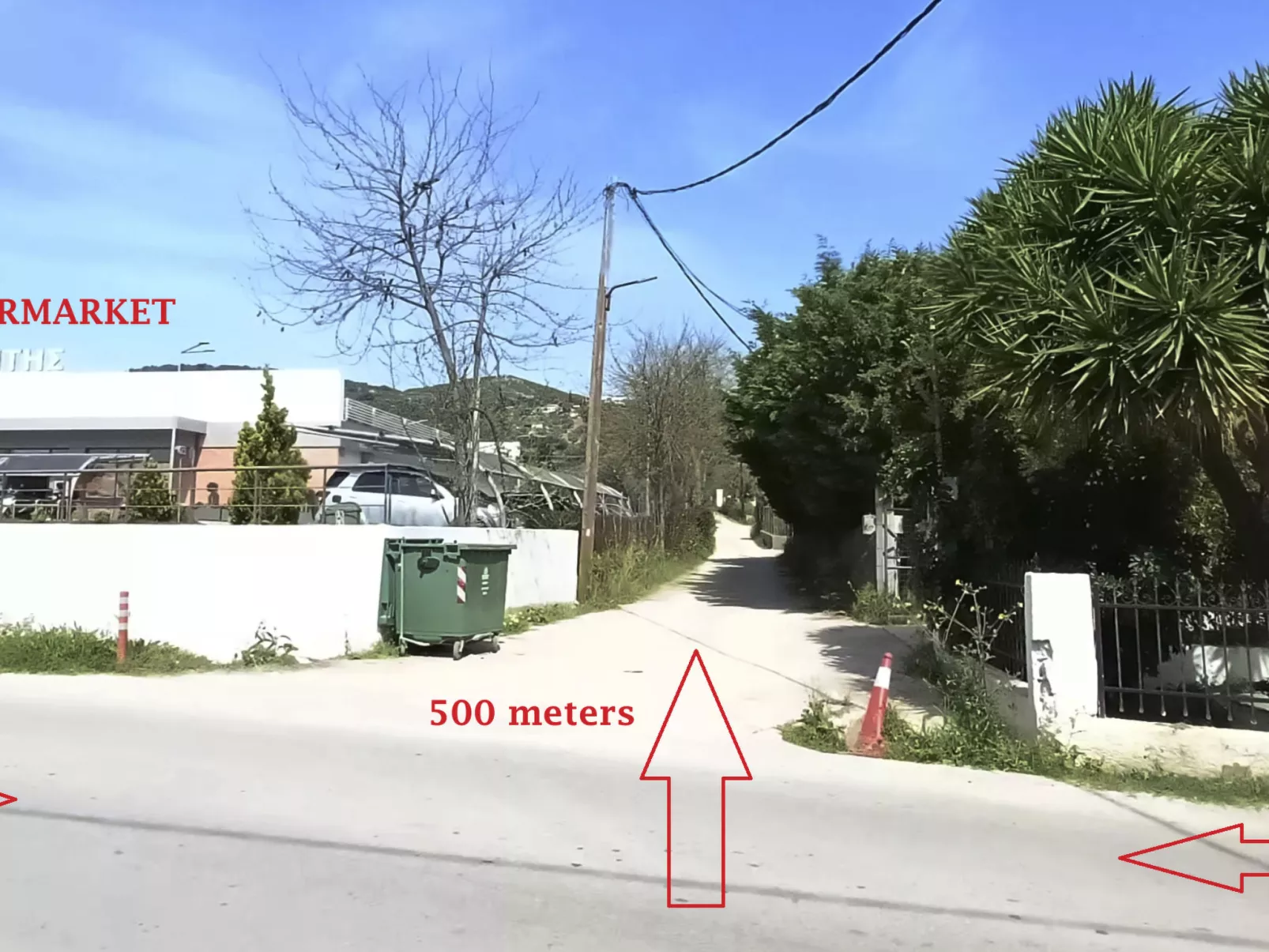 Berge und die ikonische Landebahn des Flughafens Skiathos-Dehors