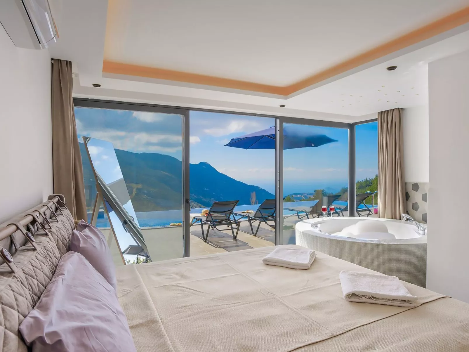 Schöne Villa mit Pool, Blick auf Meer und Tal