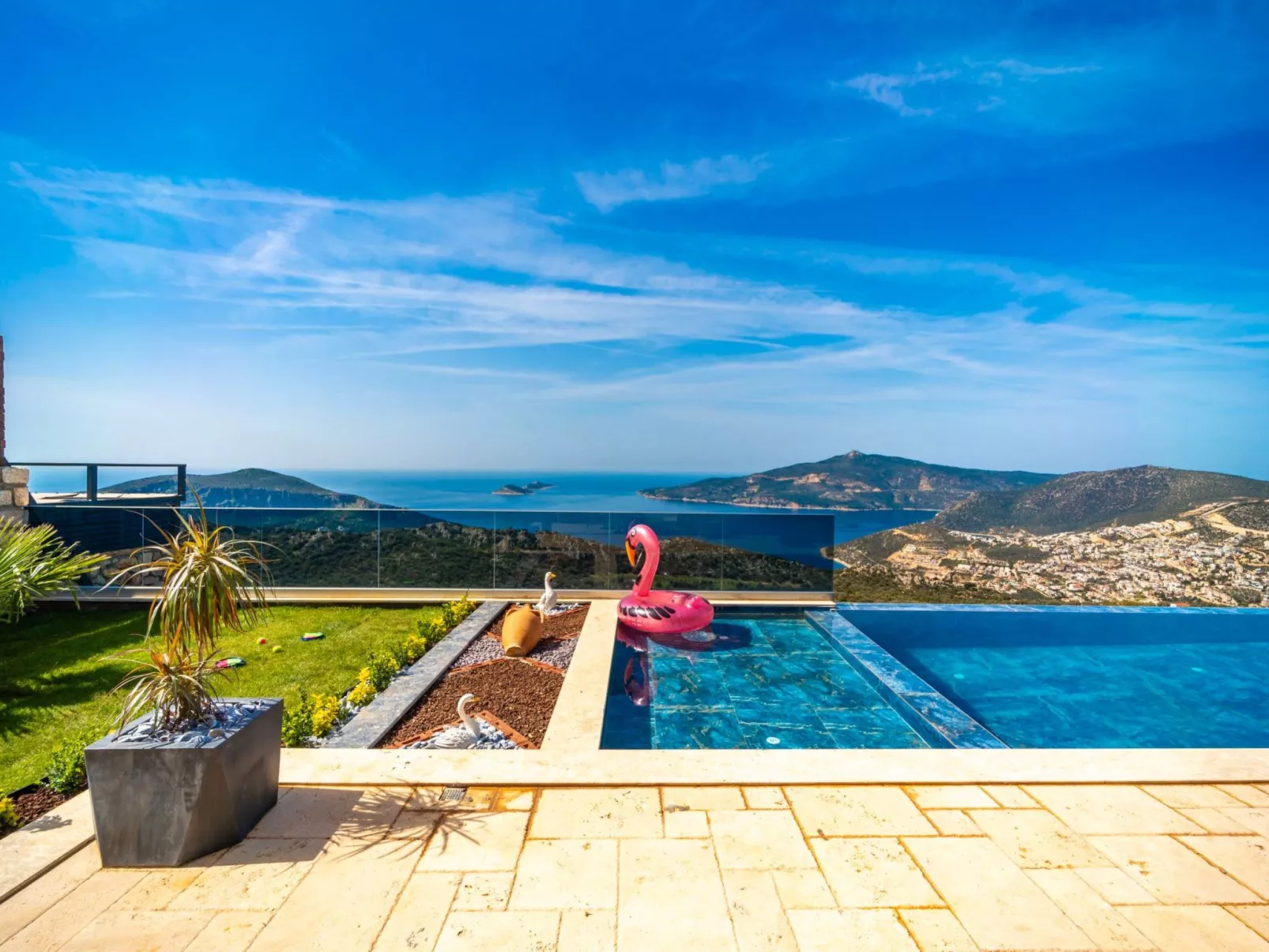 Moderne Luxusvilla mit Meerblick