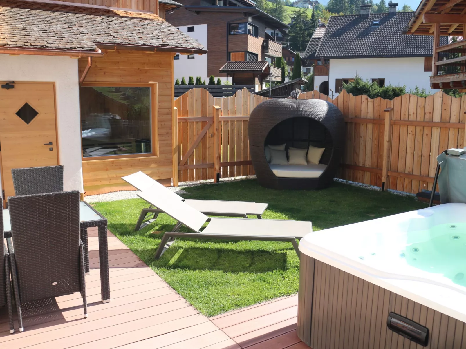 Für vier Personen im Erdgeschoss mit kleinem privatem Garten