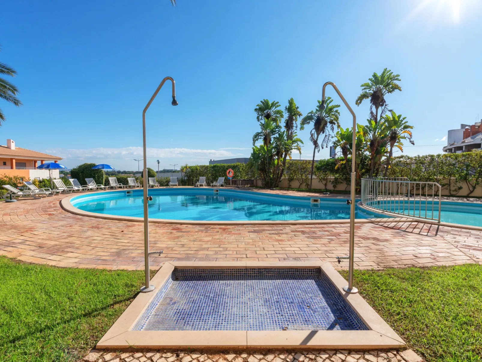 Wohnung mit Terrasse und 2 Schwimmbecken-Dehors